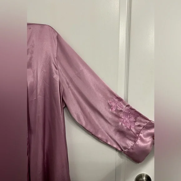 Morgan Taylor Intimates Robe - Picture 2 of 4